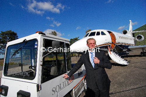 Rogier Buijs vor einer Falcon 900. von SolidAir bzw. Solid Handling Airport Weeze