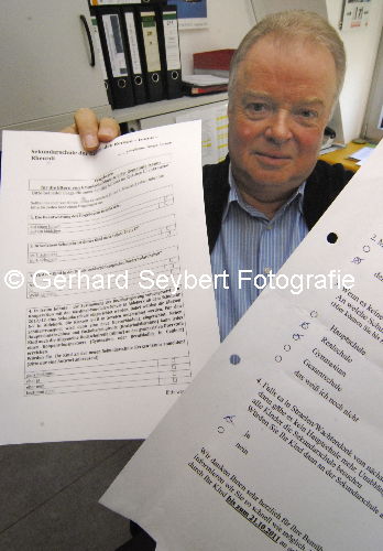 Gerd Borghs mit Fragebgen zur Sekundarschule