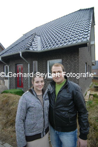 Familie vor Haus Olga und Andreas Rotgang