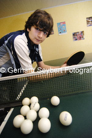 Junger Tischtennisspieler Niklas Loeven an der Tischtennisplatte