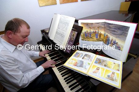 Otto M. Krmer zu Ostern am Klavier