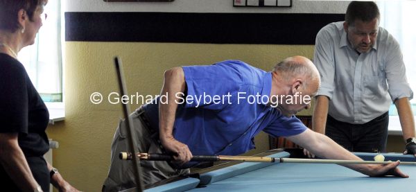 Senioren Jutta und Norbert Wanke spielen Poolbillard