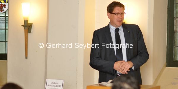 Dietmar Brockes diskutiert mit Schlern des Berufskolleg Geldern