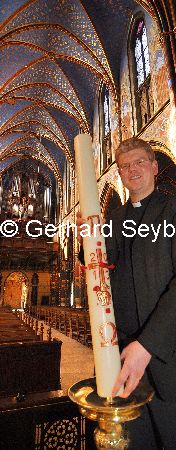 Kaplan Martin Klsener mit der Osterkerze in der Basilika