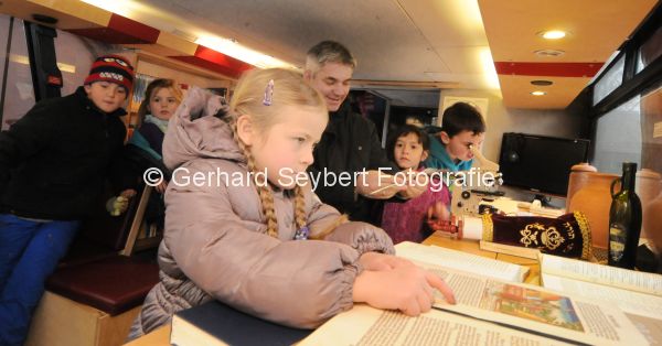 Schulklassen besuchen Bibelmobil  in Issum