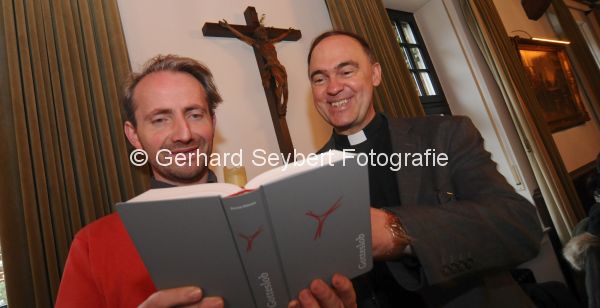 Pfarrer stellen neues Liederbuch frs Bistum vor