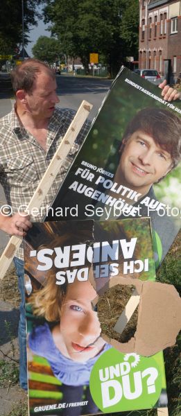 Bernd Bianchi mit zerstrtem Wahlplakat