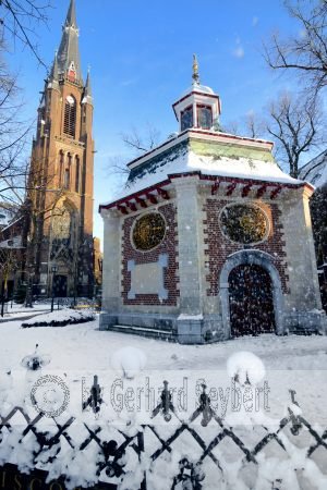 Basilika und Gnadenkapelle in Kevelaer mit fallendem Schnee